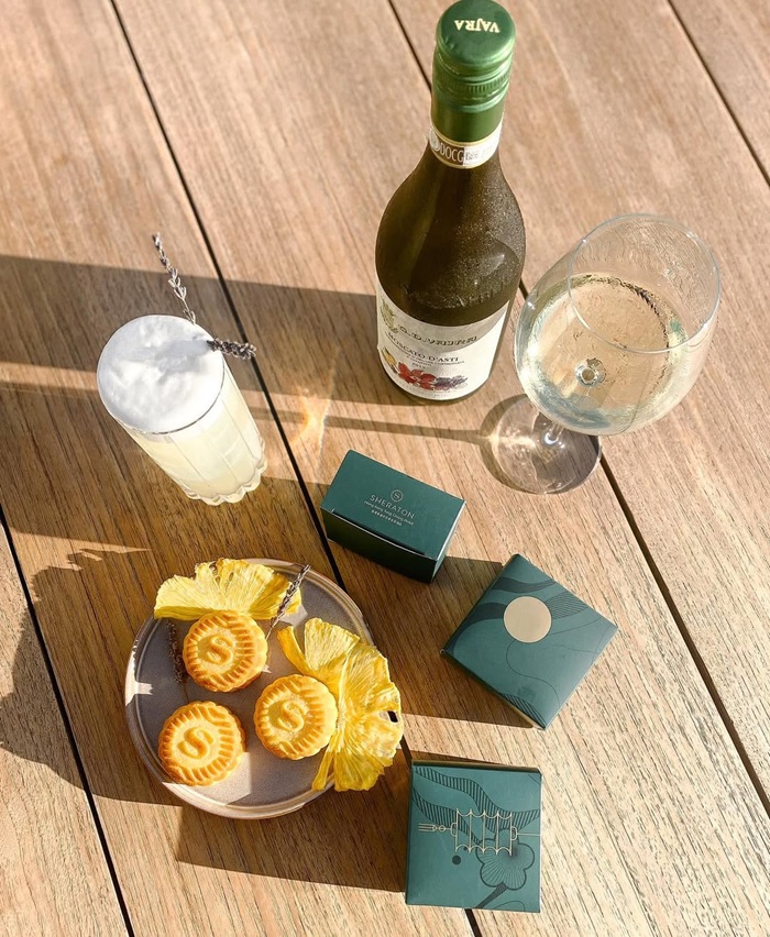 Thưởng thức bánh trung thu tại lễ hội đèn lồng Hồng Kông. Nguồn: sunsetgrill.hk