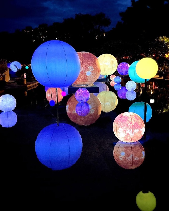 Chọn địa điểm ngắm trọn đèn lồng với ánh sáng rực rỡ. Nguồn: smketojourney