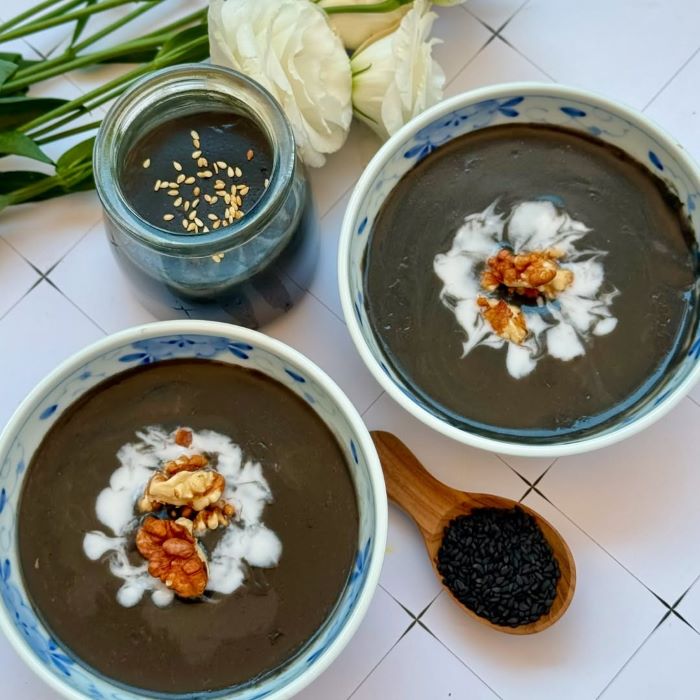 Chè mè đen với vị ngọt nhẹ là 1 trong những món ăn vặt Hồng Kông nổi tiếng