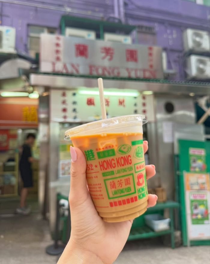 Thưởng thức cốc trà sữa nổi tiếng ở Hồng Kông