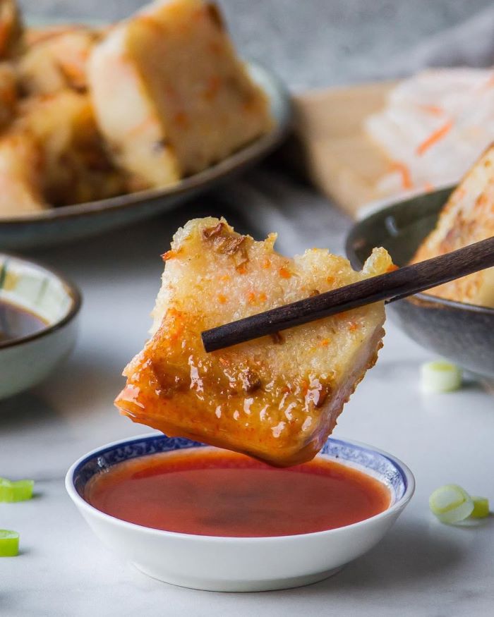 Bánh củ cải chiên giòn chấm cùng nước sốt đậm vị