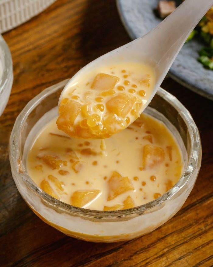 Chè xoài bưởi ngọt, chua hòa quyện vào nhau hấp dẫn