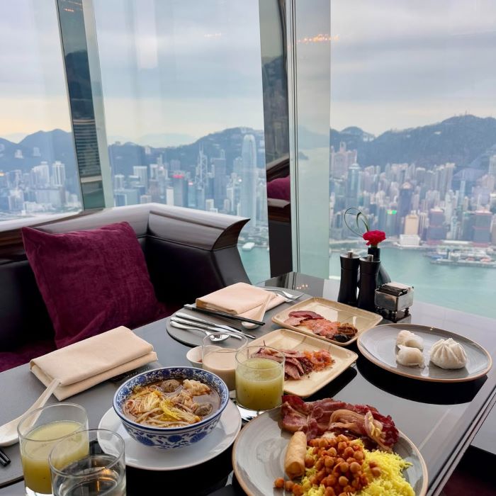 Bữa sáng tại Ritz-Carlton, Hong Kong thật tuyệt vời, vừa ăn vừa ngắm nhìn Cảng Victoria