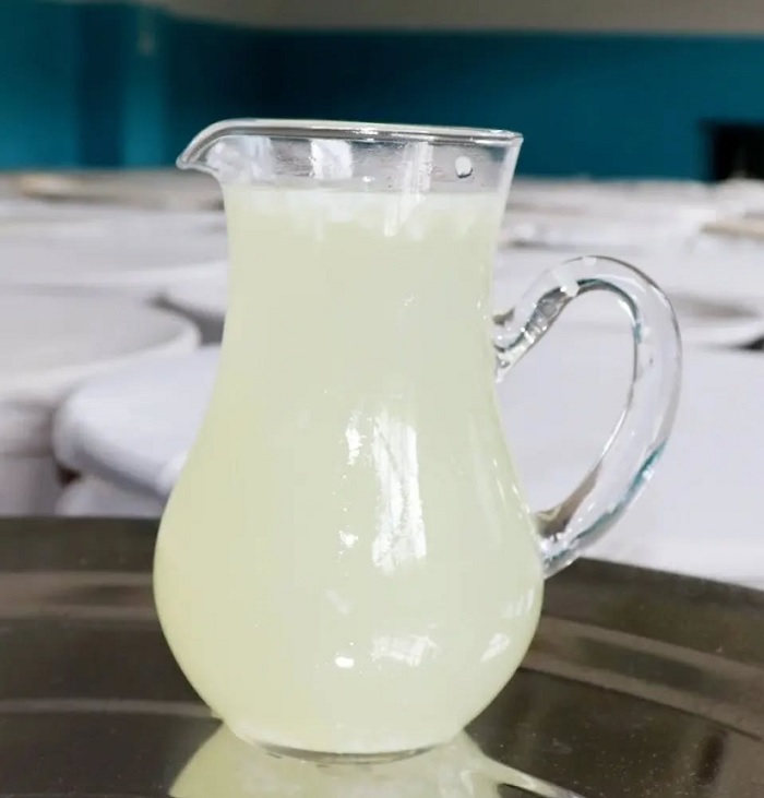 Rượu gạo nhẹ, thơm mùi gạo nếp và thưởng thức khi ấm là thích hợp