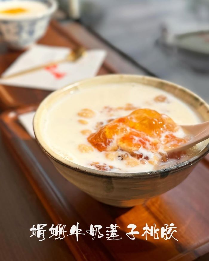 Chè với rất nhiều topping tạo thành món ăn hấp dẫn trong ẩm thực Hồng Kông