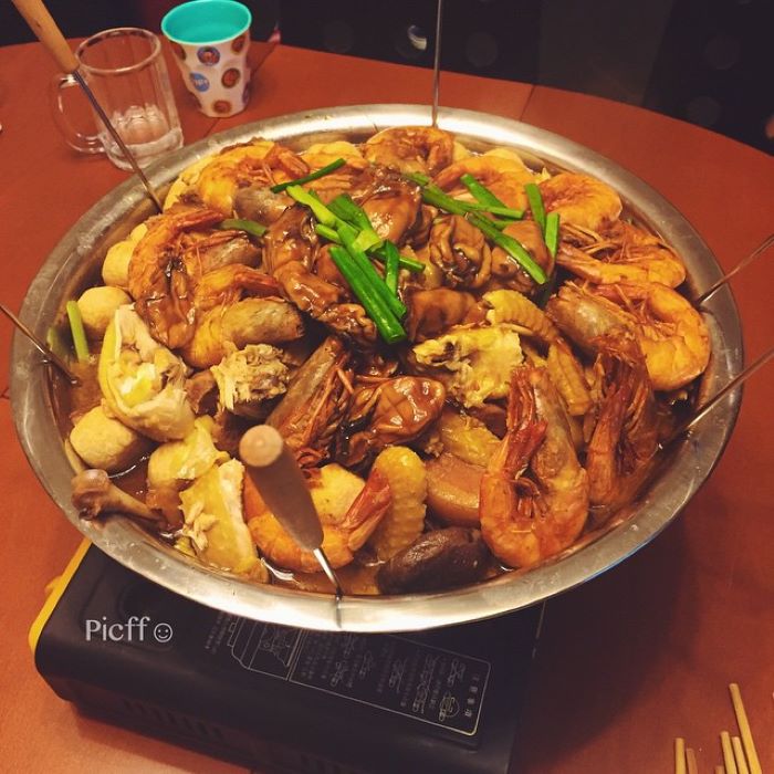 Nhiều hải sản có trong nồi lẩu hạnh phúc ở Hồng Kông