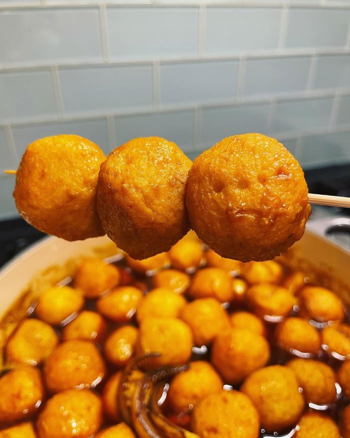 Cà ri cá viên có vị cay nhẹ và thơm hấp dẫn thực khách