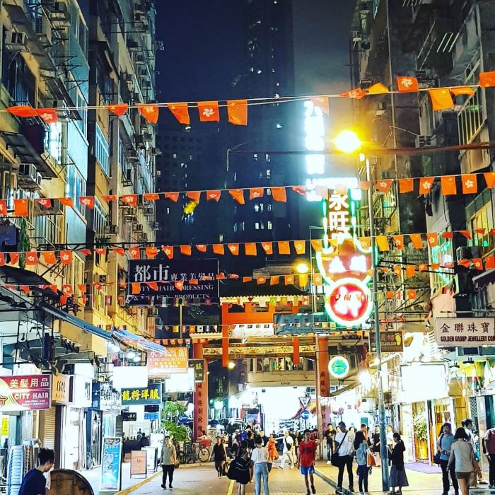 Nhiều gian hàng ở chợ giúp bạn mua sắm dễ dàng