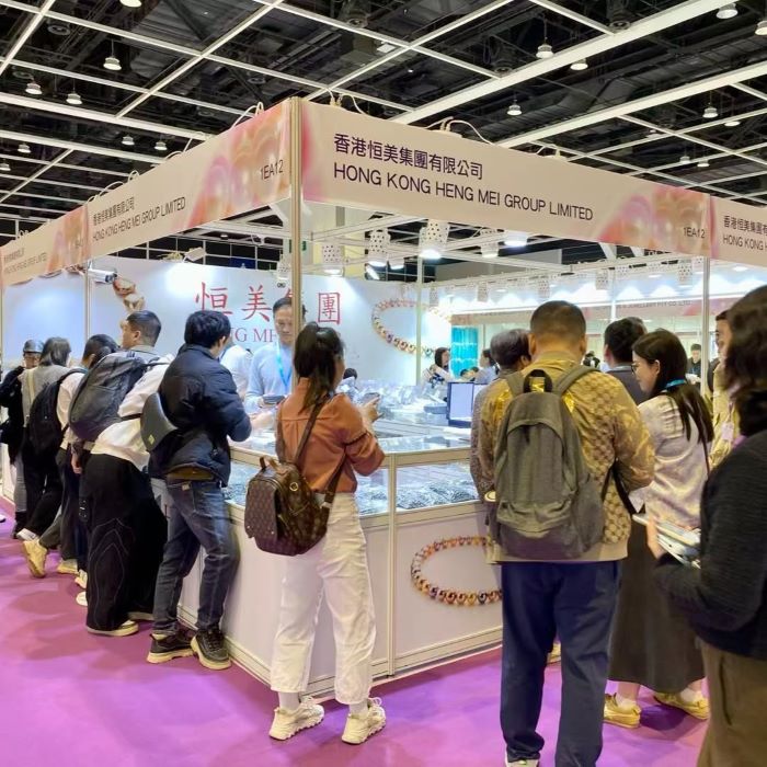 Rất nhiều người xếp hàng mua trang sức tại Hồng Kông