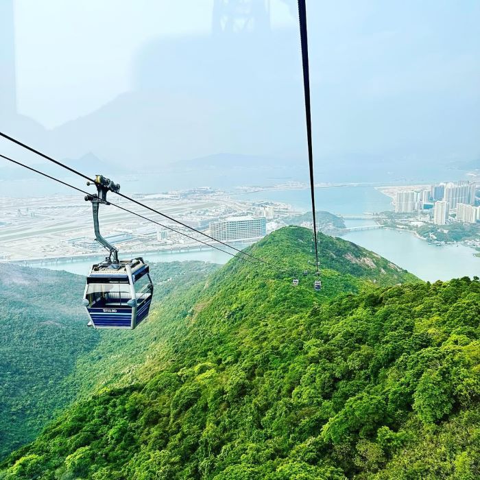 Ngồi trên cáp treo Ngong Ping 360 và ngắm nhìn thiên nhiên tuyệt đẹp