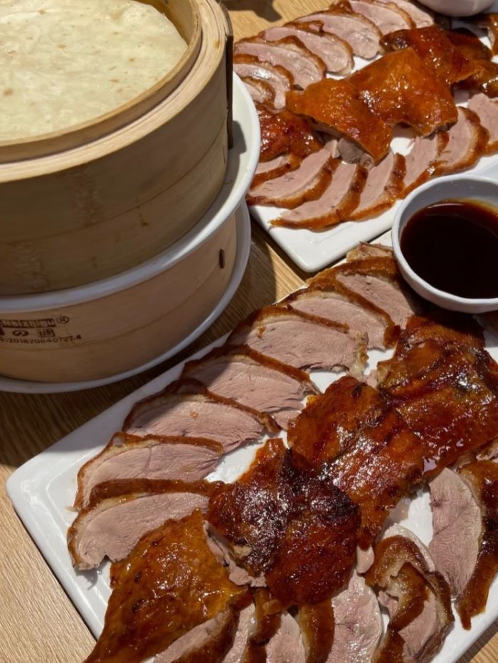 Vịt quay thơm ngon, hấp dẫn, chấm cùng nước sốt đậm đà