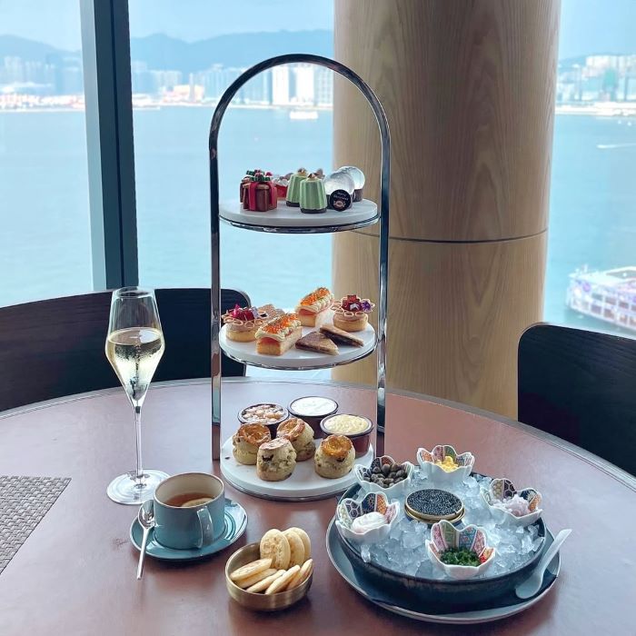 Nhà hàng & Bar Cruise với không gian thoải mái, chỗ ngồi  mang đến tầm nhìn đẹp