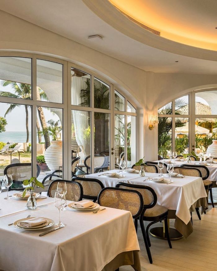 Không gian nhà hàng Paper Moon sang trọng bên bến cảng Victoria