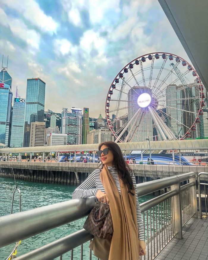 Vòng đu quay Hồng Kông cực lớn được nhìn từ xa ở bến cảng Victoria