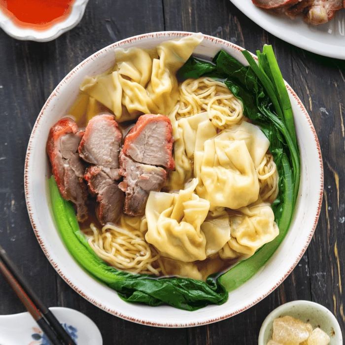 Mì hoành thánh với nhiều loại topping thơm ngon, hấp dẫn