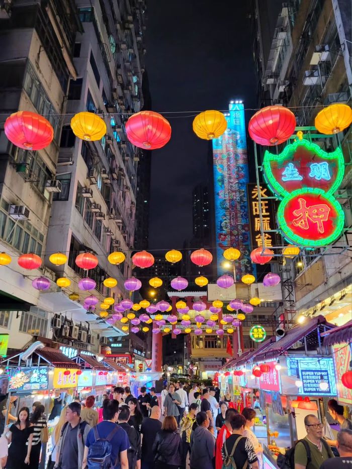 Không khí nhộn nhịp chợ đêm Temple Street khi du lịch bán đảo Cửu Long