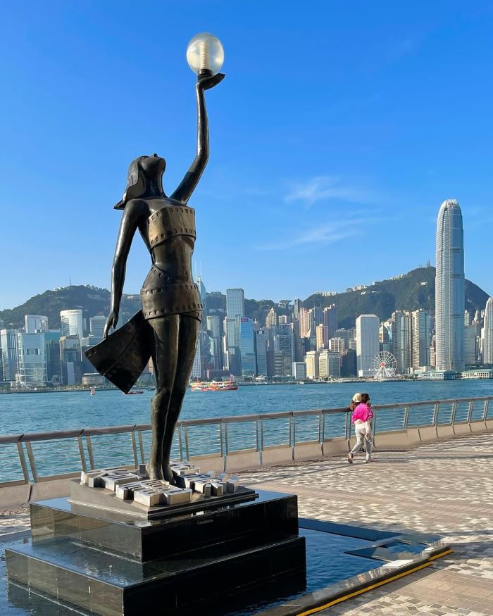 Con đường Đại lộ ngôi sao hướng nhìn rộng mở ra Cảng Victoria