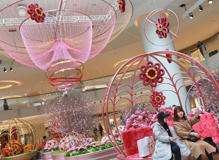 Mọi người trong gia đình quây quần bên nhau vào dịp tết nguyên đán