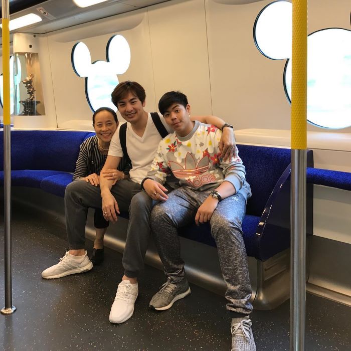 Di chuyển bằng tàu điện đến Disneyland ở Hồng Kông