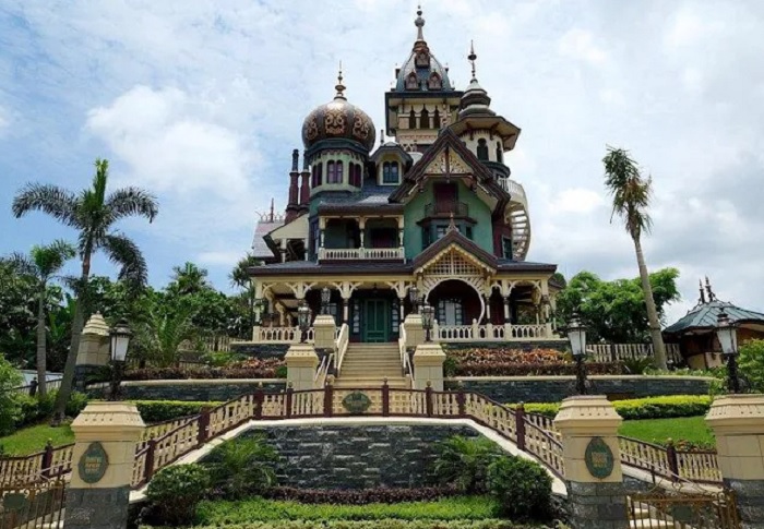 Khám phá tòa lâu đài nguy nga, kỳ bí