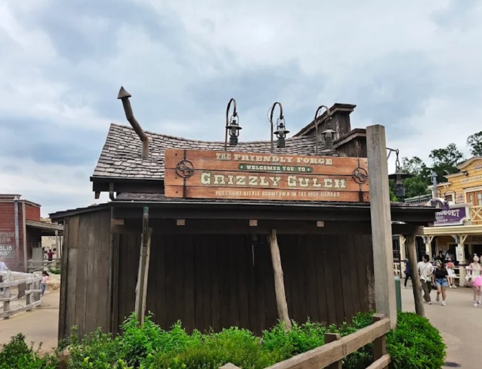 Tham quan khu vực Grizzly Gulch ở Disneyland Hồng Kông