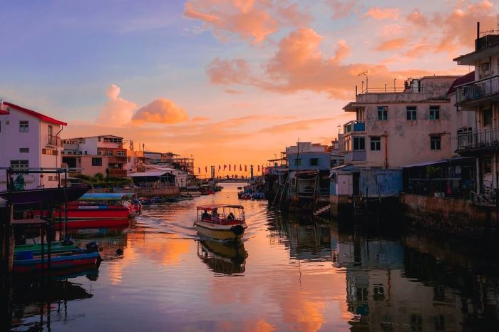 Làng chài Tai O yên bình vào buổi chiều muộn