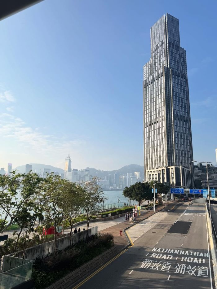 Khung cảnh Đại lộ ngôi sao yên bình ở bên bờ sông