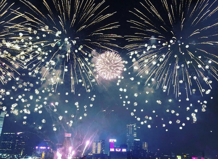 Xem bắn pháo hoa rực rỡ ở Hồng Kông