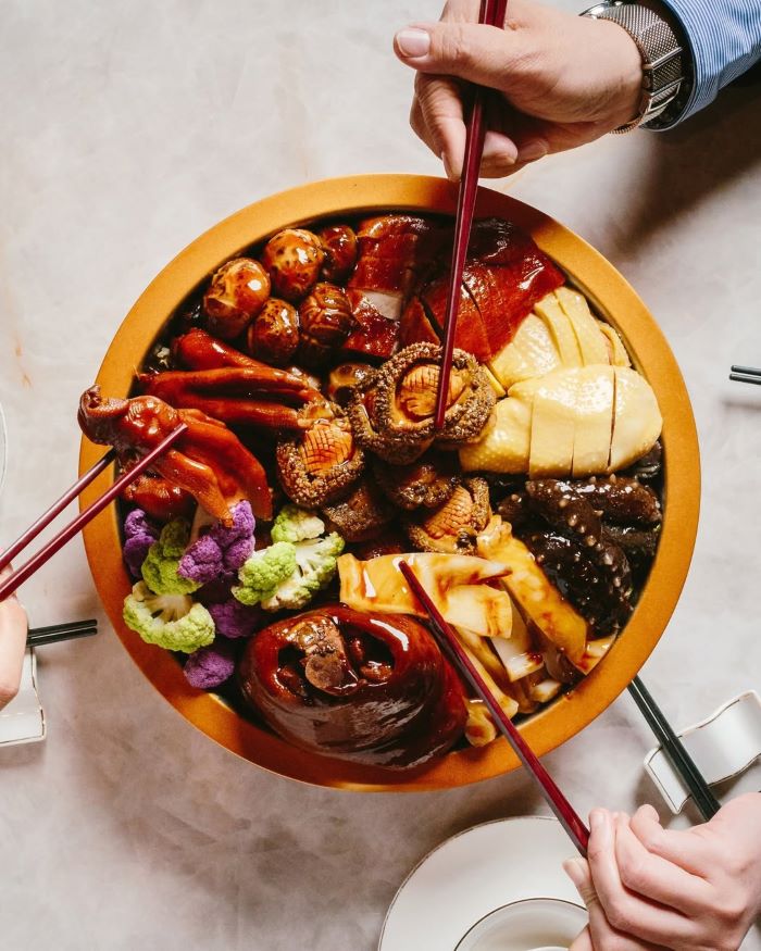 Lẩu khô hấp dẫn, với nhiều loại hải sản