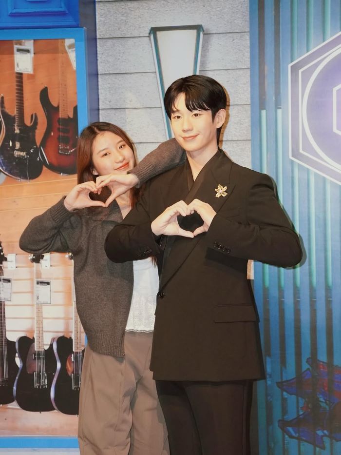 Chụp ảnh với các tượng của nhân vật nổi tiếng