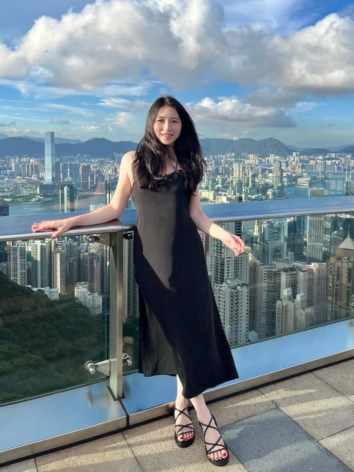 Đứng trên đài quan sát và ngắm nhìn khung cảnh thiên nhiên