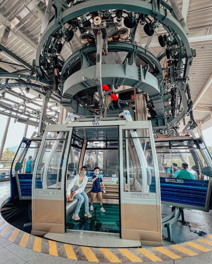 Cho các bạn nhỏ trải nghiệm cáp treo Ngong Ping