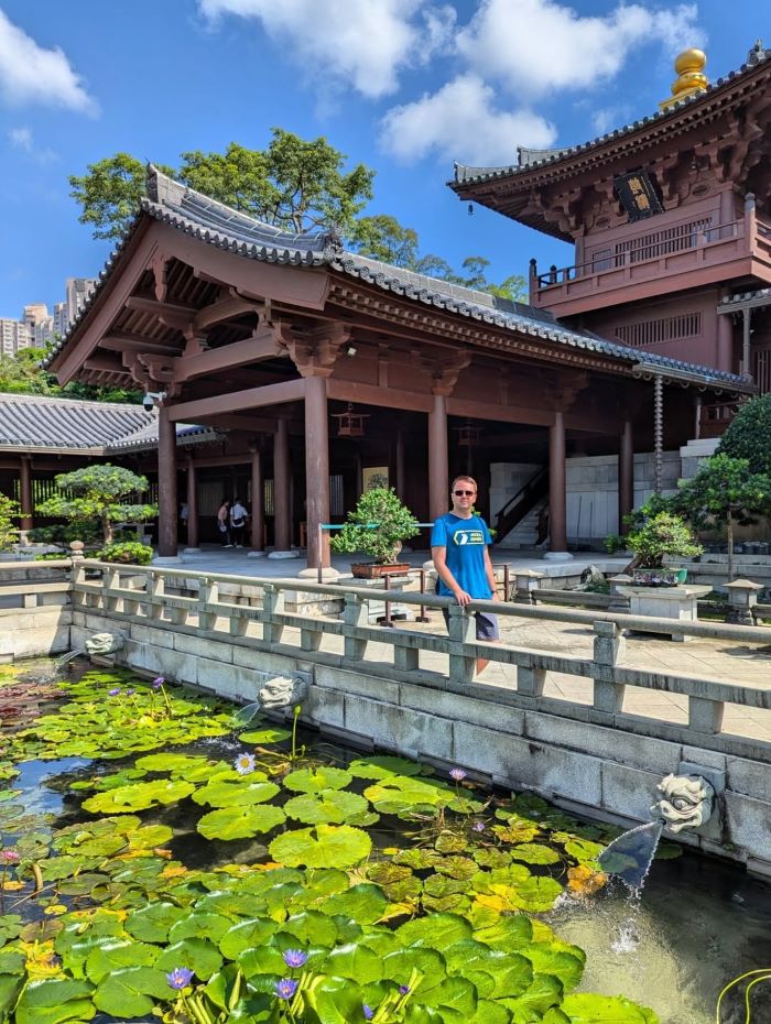 Du khách đến tham quan ở thiền viện