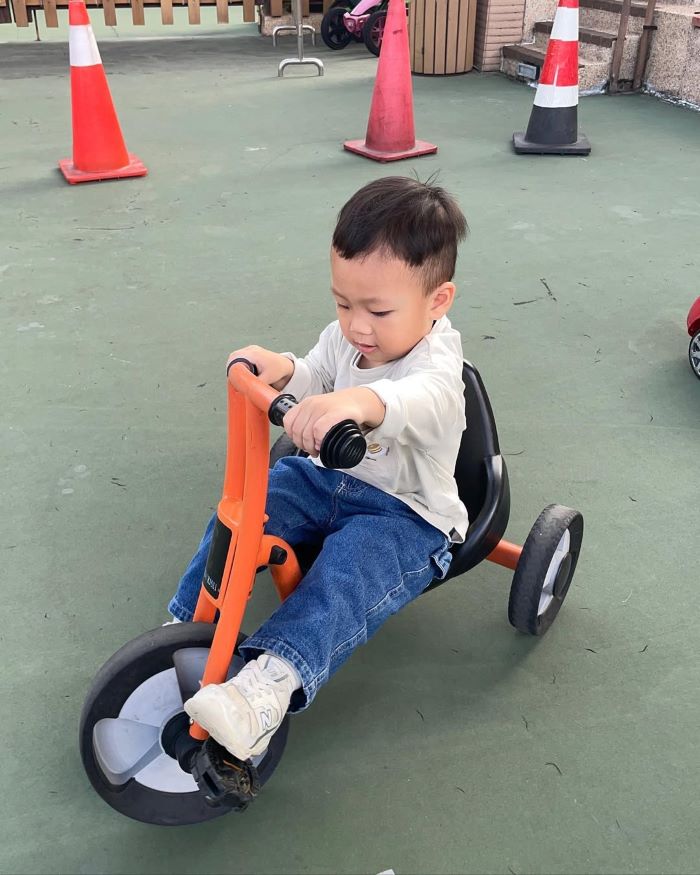 Khu vực ngoài trời thoải mái với nhiều trò chơi
