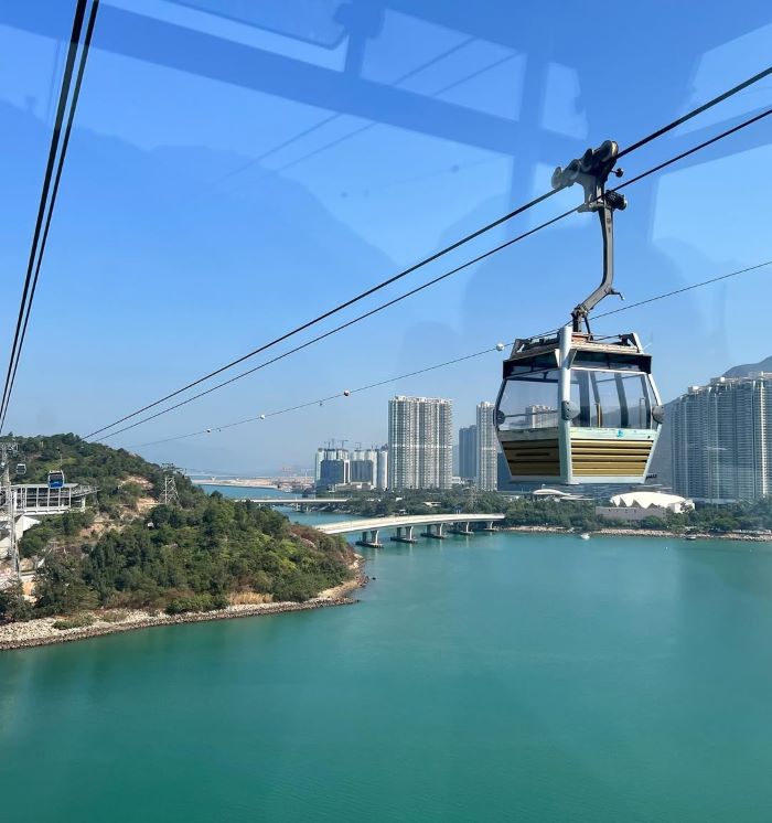 Đi cáp treo Ngong Ping ở Đại Nhĩ Sơn và ngắm thiên nhiên từ trên cao