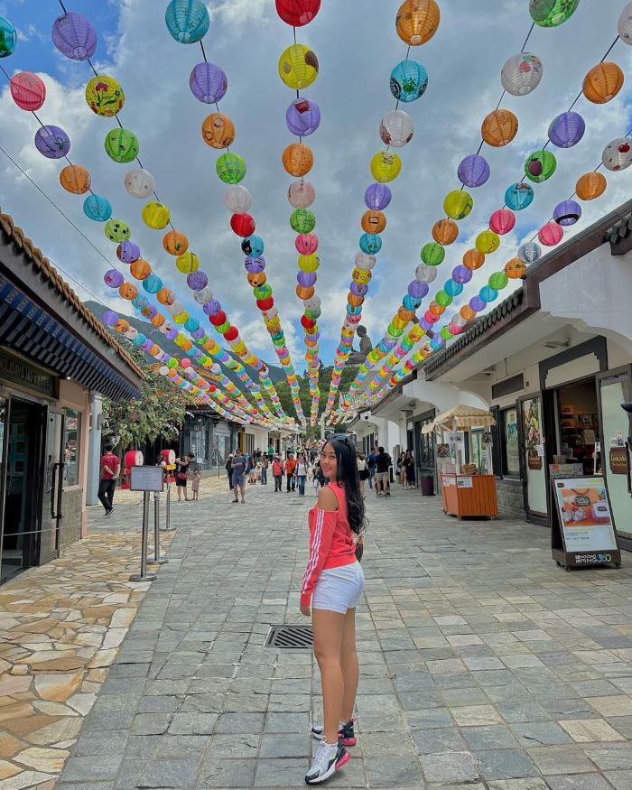 Quảng Trường Ngong Ping rộng rãi, có nhiều điểm chụp hình