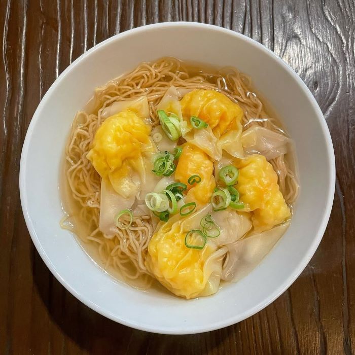 Mì hoành thánh ăn đêm tại các quán ăn thơm ngon, hấp dẫn