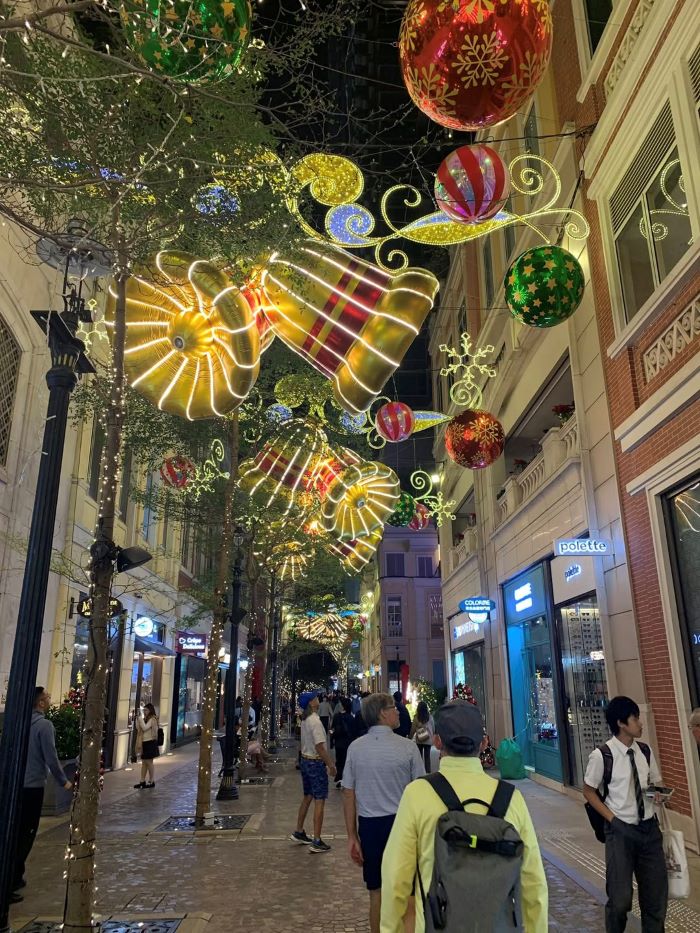 Khu phố Wan Chai về đêm rực rỡ ánh đèn của thành phố không ngủ