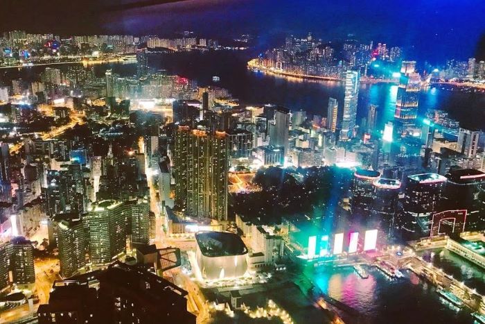 Góc nhìn từ trên cao nhìn xuống thành phố tuyệt đẹp
