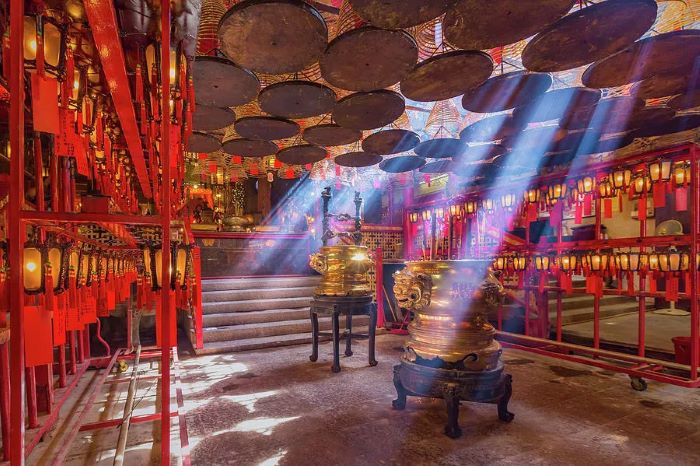 Không gian tâm linh, trang trọng ở đền Man Mo Hồng Kông