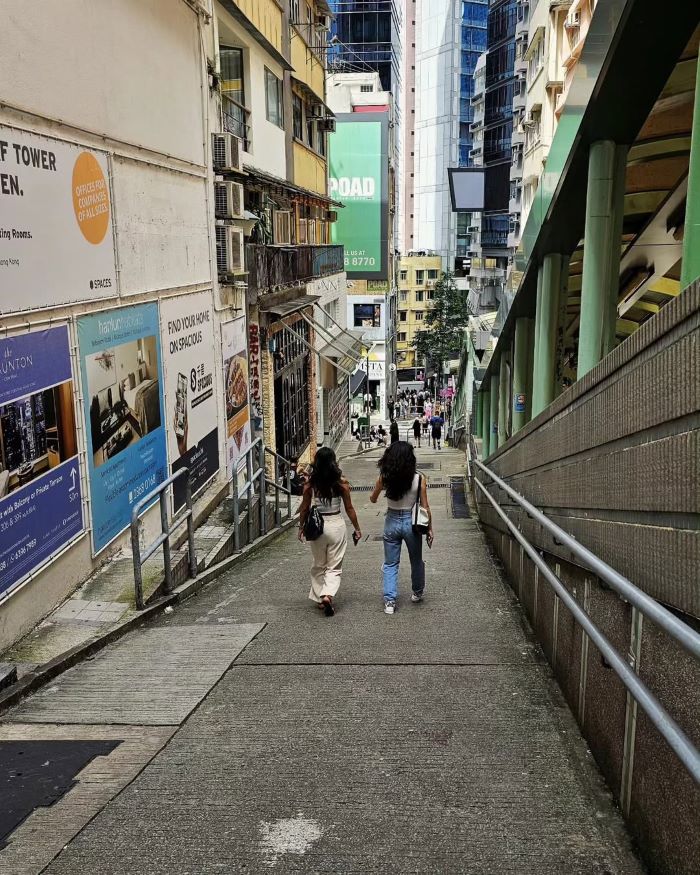 Nhiều du khách đến Hồng Kông và trải nghiệm ở Khu phố Soho