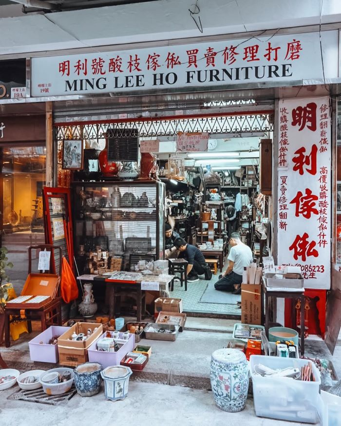 Nhiều gian hàng bày bán đồ cổ ở Soho