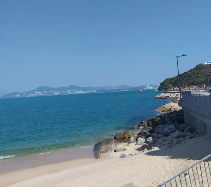 Bãi biển Tung Wan với không khí mát mẻ, dễ chịu