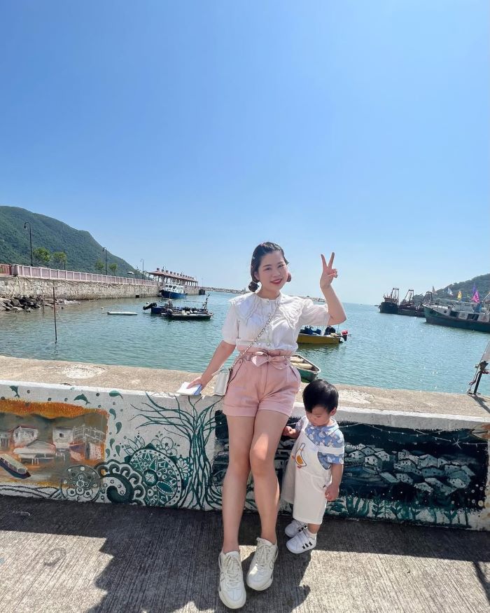 Cho các bạn nhỏ đi du lịch cùng gia đình trải nghiệm làng chài cổ Tai O