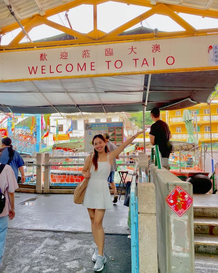 Đi dạo trong khu chợ nhộn nhịp bán đủ các mặt hàng ở Tai O