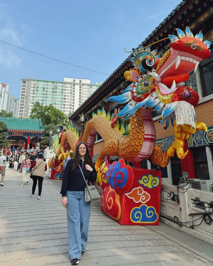 Trang phục đến miếu Huỳnh Đại Tiên trang nhã, lịch sự