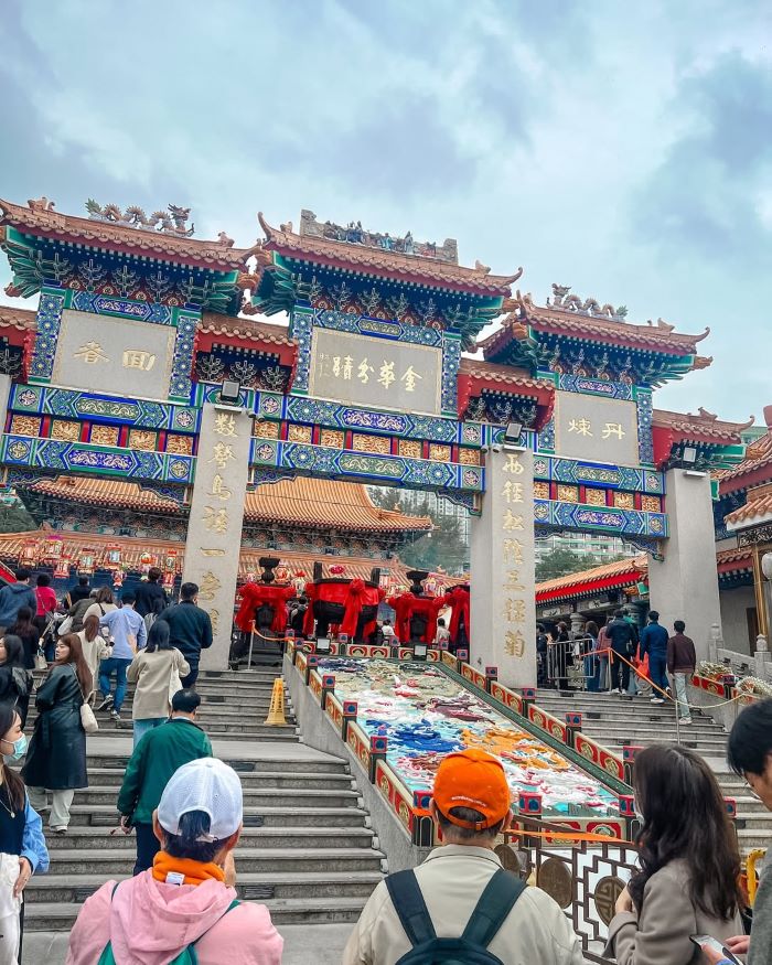 Mọi người đến miếu để tìm đến bình yên, thư giãn