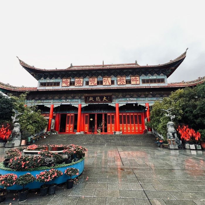 Khung cảnh trước sân đền Cát Cá bình yên