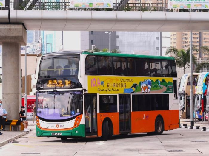 Đi xe bus thuận tiện cho việc di chuyển ở Hồng Kông