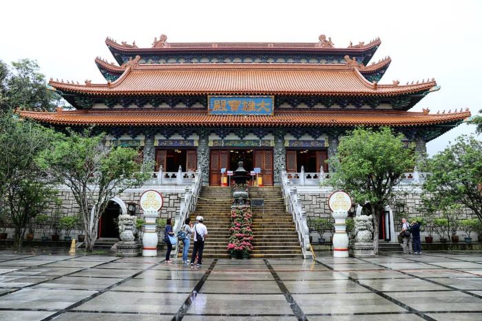 Tham quan chùa Po Lin gần Tượng Phật Thiên Đàn